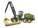 Harwester John Deere 1270G z konarem drzewa